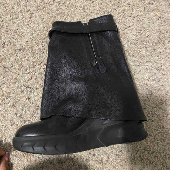 Boots - Picture 4 of 10